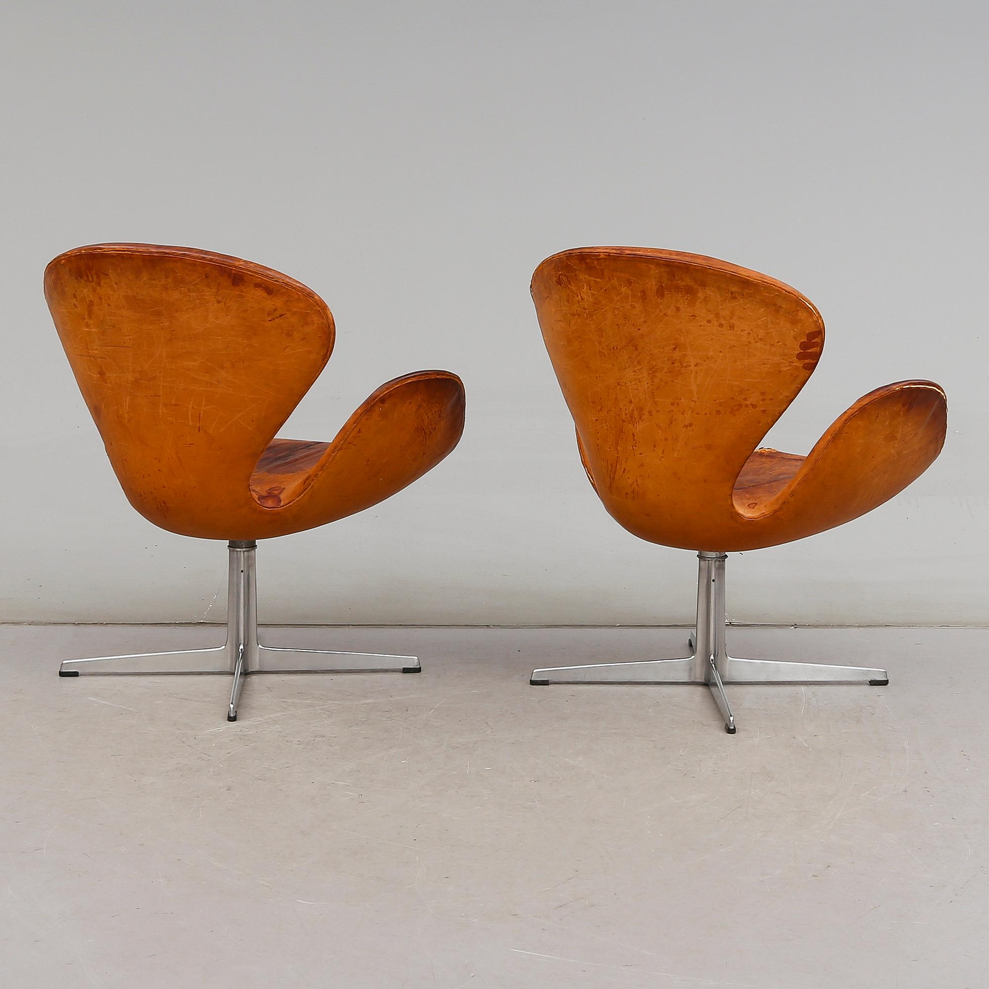 FÅTÖLJER, 1 par, "Svanen", Arne Jacobsen för Fritz Hansen, 1900-talets mitt.