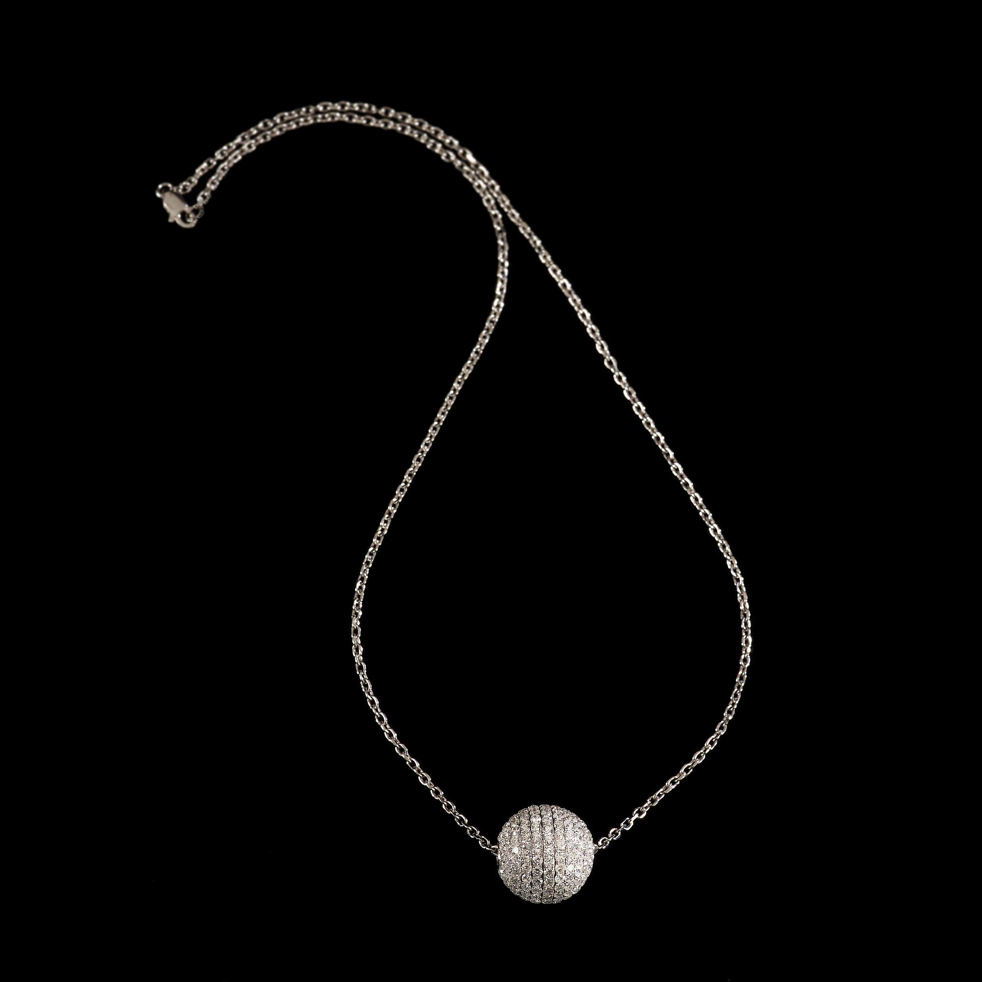 Diamantgradering, A brilliant-cut diamond necklace. Total carat weight circa 4.95 cts.