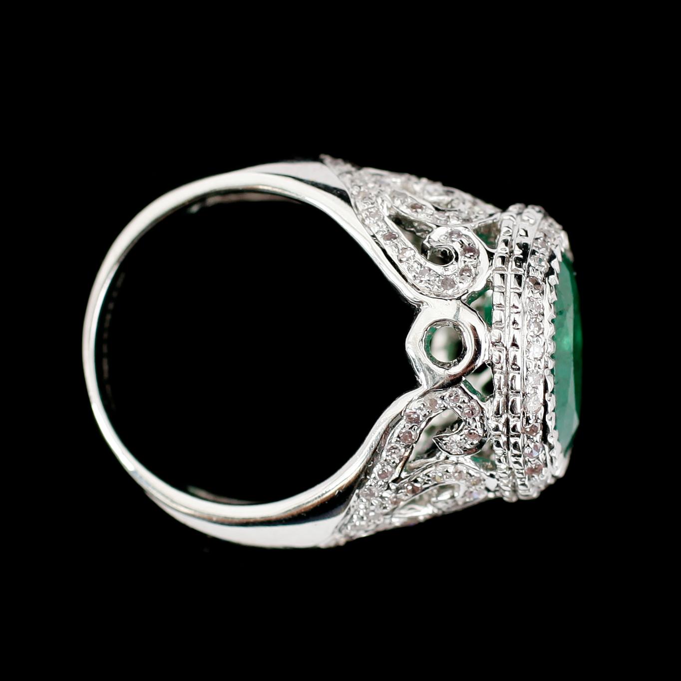 RING, 18 k vitguld, smaragd ca 4.00 ct, diamanter tot ca 0,55 ct.