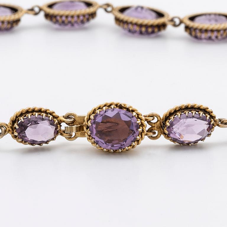 GARNITYR, förgyllt silver med ametister o orientalpärlor, collier, armband och brosch.