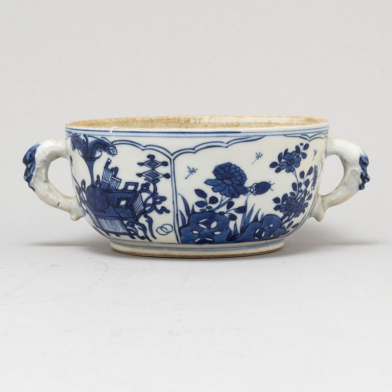 A blue and white ecuelle/bowl, Qing dynasty, Kangxi (1662-1722).