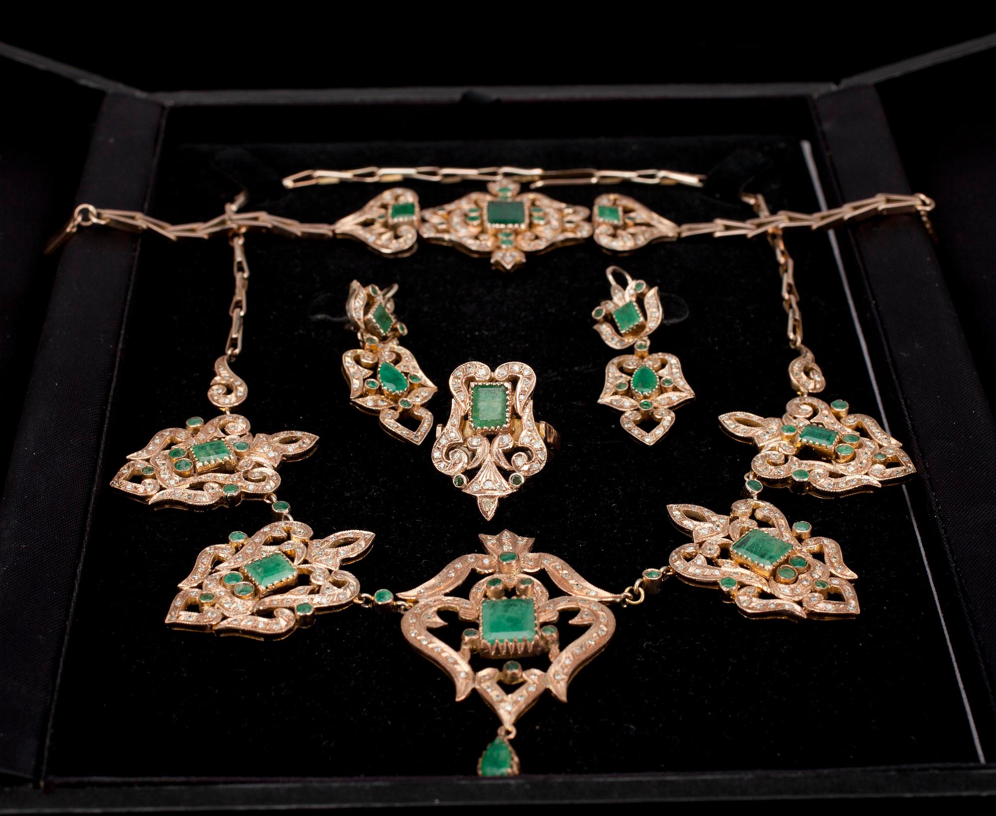 GARNITYR, 5 delar, guldhalt under 9K, diamanter samt smaragder, enligt uppgift Indien.