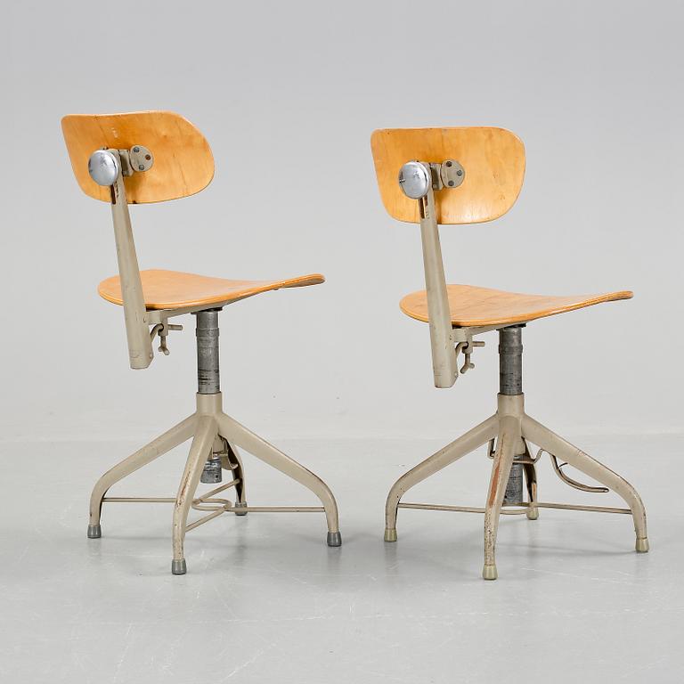 SKRIVBORDSTOLAR, 2 stycken snarlika, industrimodell, Lindqvist verkstads AB, 1900-talets mitt.