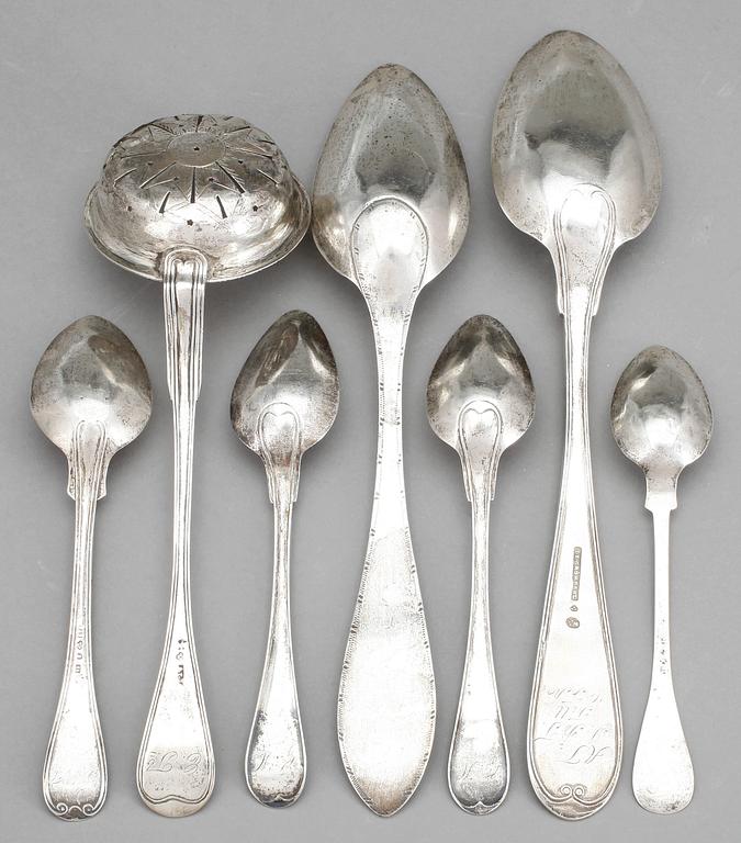 BESTICKDELAR, silver, 7 delar, bland annat en matsked av Hans Lyberg mästare i Borås (1806-1848). Vikt ca 189 g.