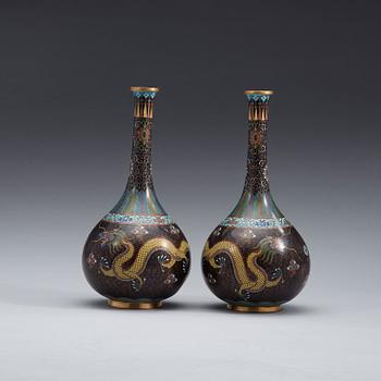 A pair of cloisonné vases, late Qing dynasty (1644-1912).