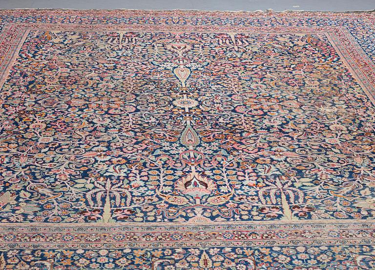 MATTO, an antique/a semi-antique Kerman, ca 384,5-391,5 x 314,5-323 cm.