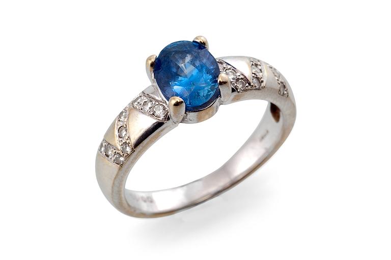 A SAPPHIRE / DIAMOND RING.