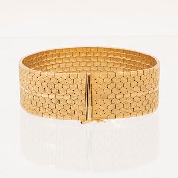 An 18K gold bracelet.