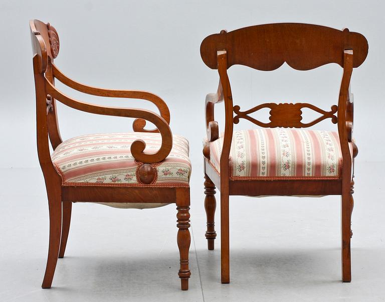 KARMSTOLAR, ett par, senempire, 1800-talets första hälft/mitt.