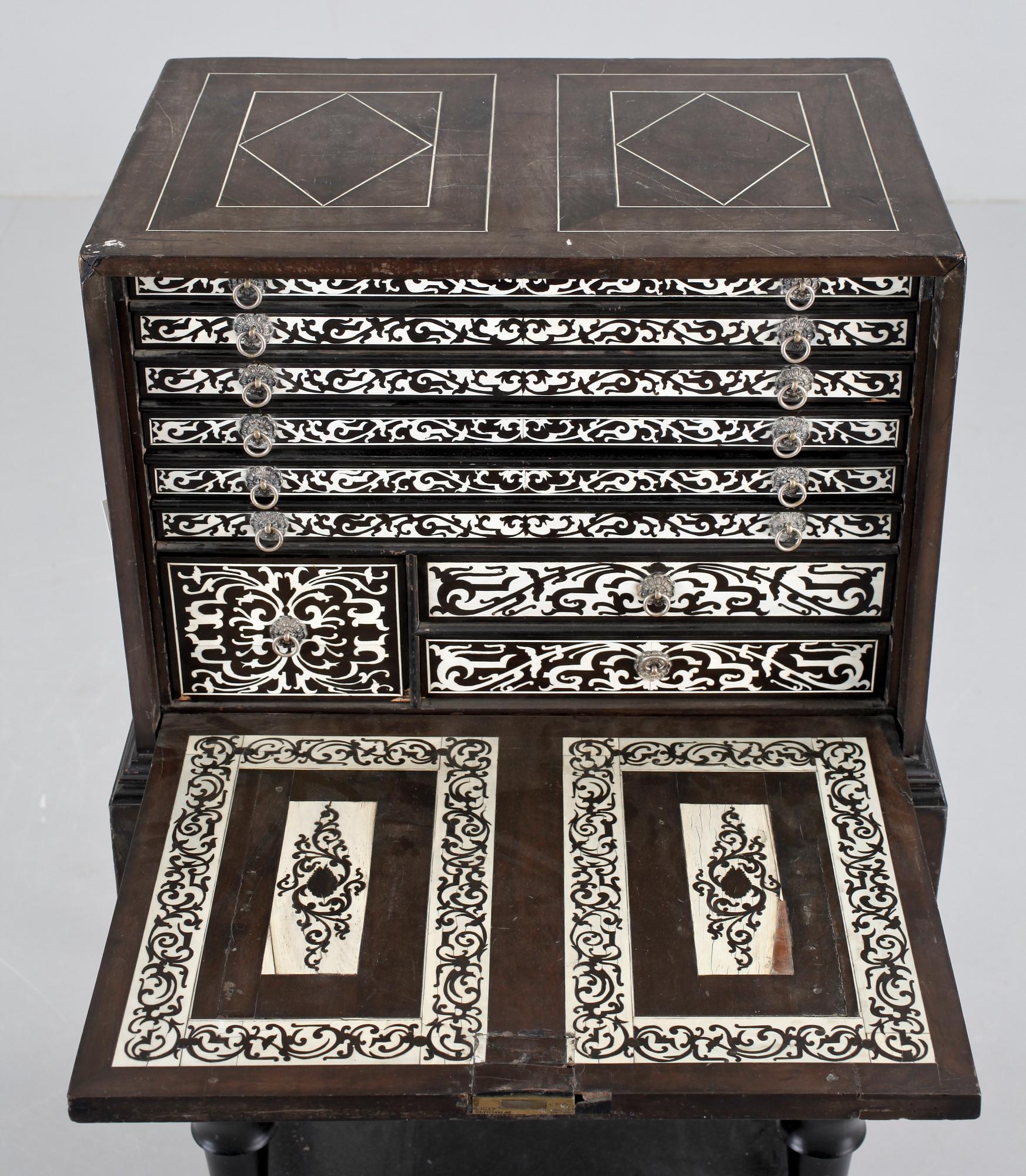 KABINETTSKÅP, troligen 1800-tal.