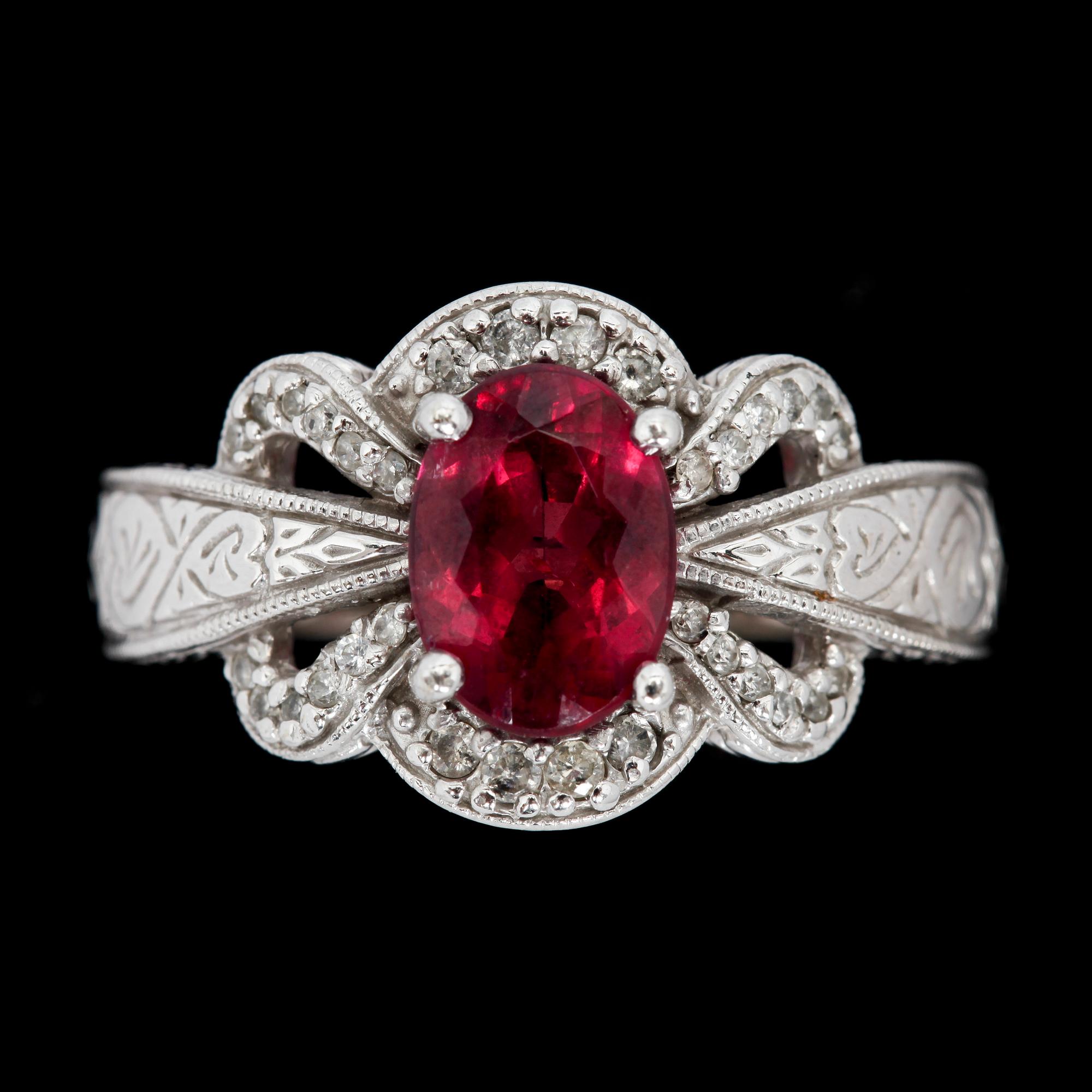 RING, 14k vitguld med små diamanter och röd Topaz. Vikt 6,7 g.