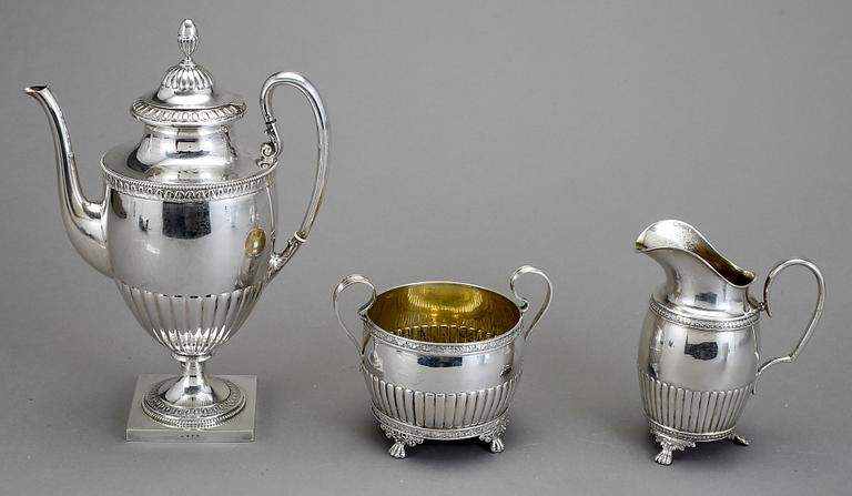 KAFFESERVIS, 3 snarlika delar, silver, GAB och CG Hallberg Stockholm 1903-1911. Total vikt ca 1145 gram.