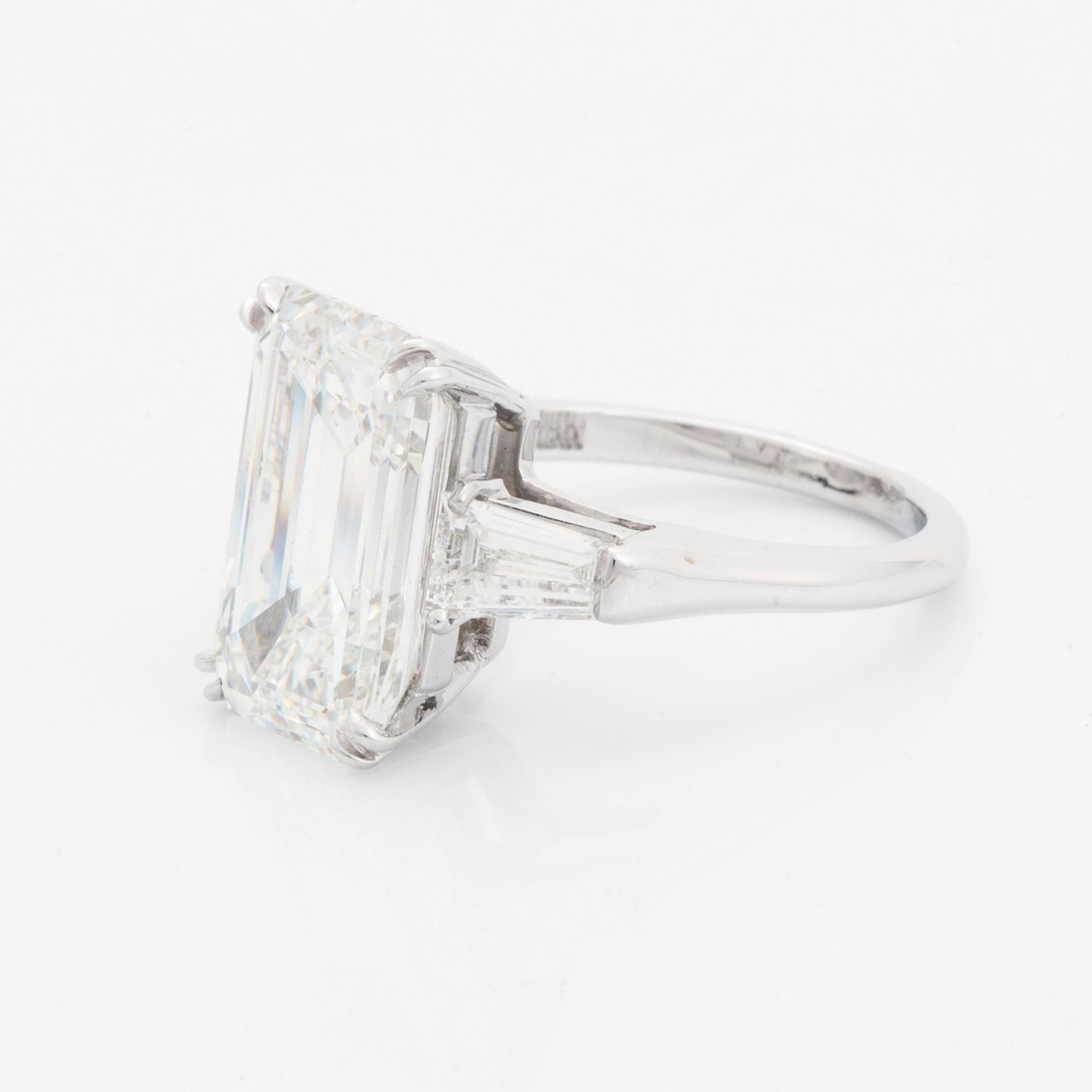 Ring platina med en smaragdslipad diamant.