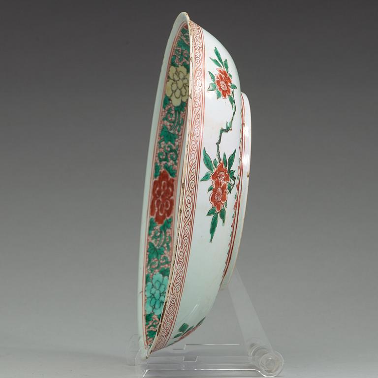 A famille verte dish, Qing dynasty, Kangxi (1662-1722).