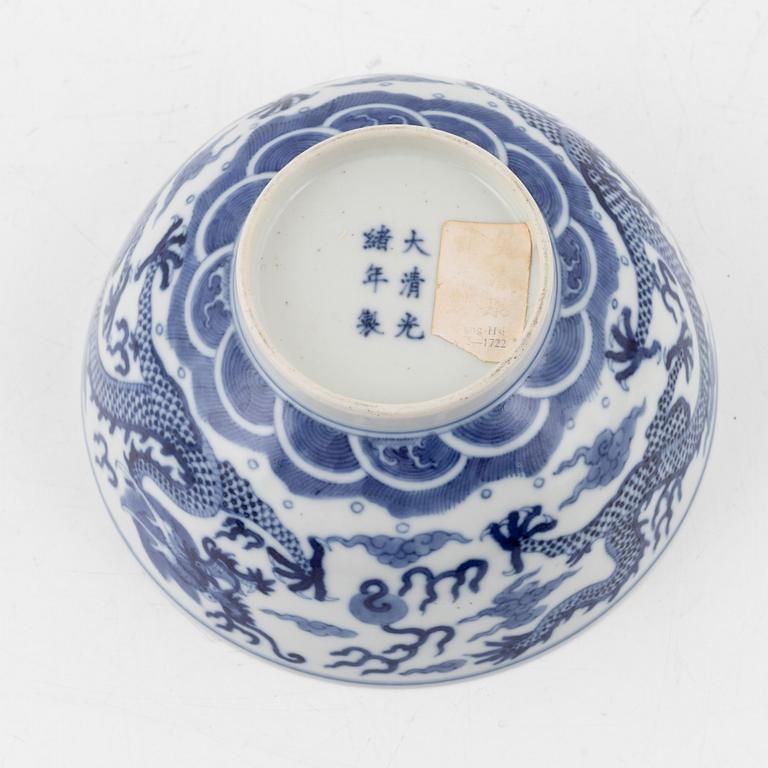 A blue and white porcelain bowl, China, late Qing dynasty.