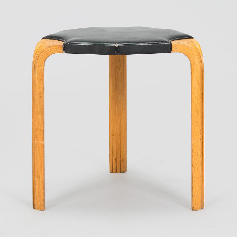 Alvar Aalto, jakkara, mallli X 602, O.Y. Huonekalu- ja Rakennustyötehdas A.B. 1900-luvun puoliväli.