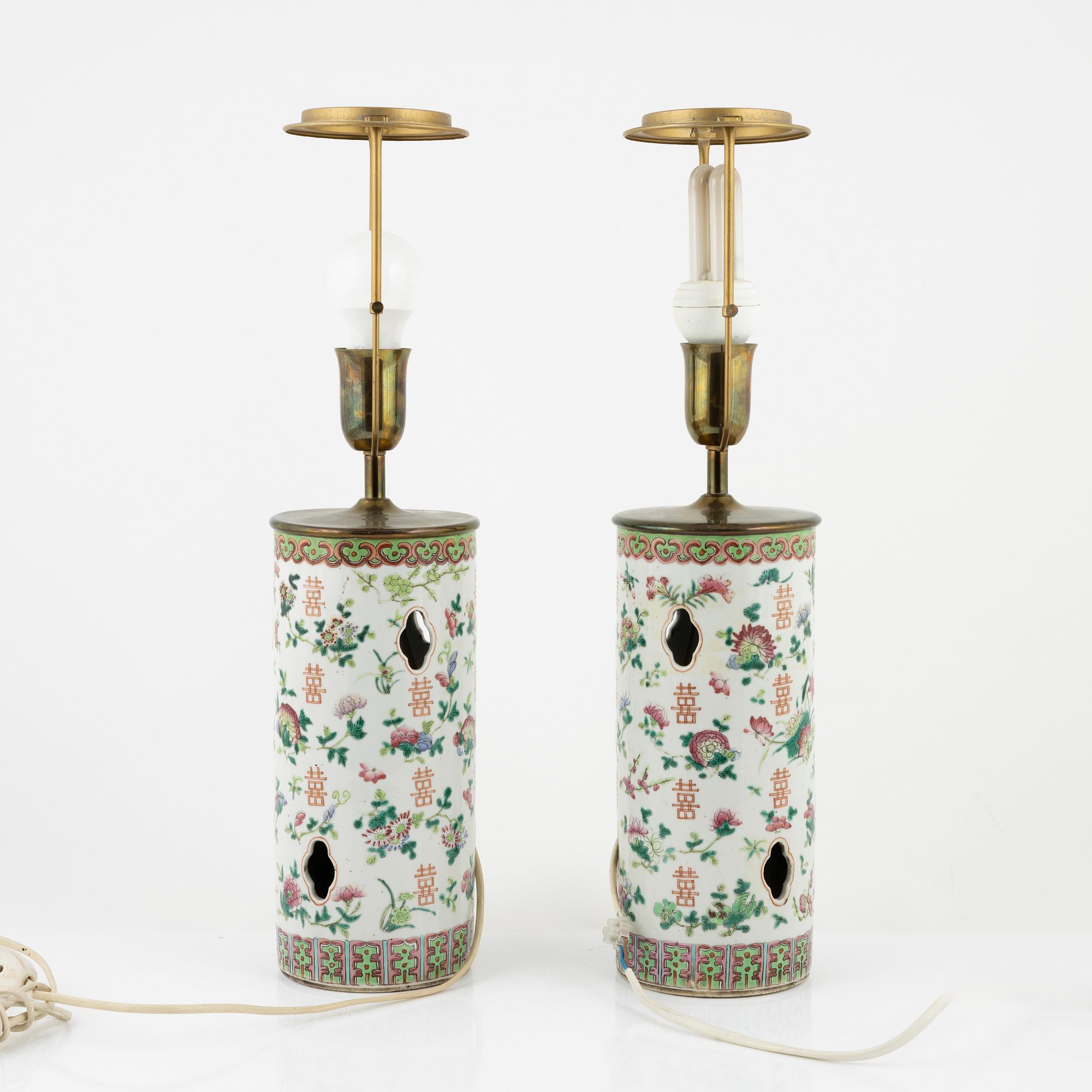 Bordslampor/perukstockar, ett par, porslin, Kina, om kring år 1900.