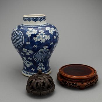 URNA med LOCK och STÄLL, porslin, Kangxi-stil, 1900-tal.