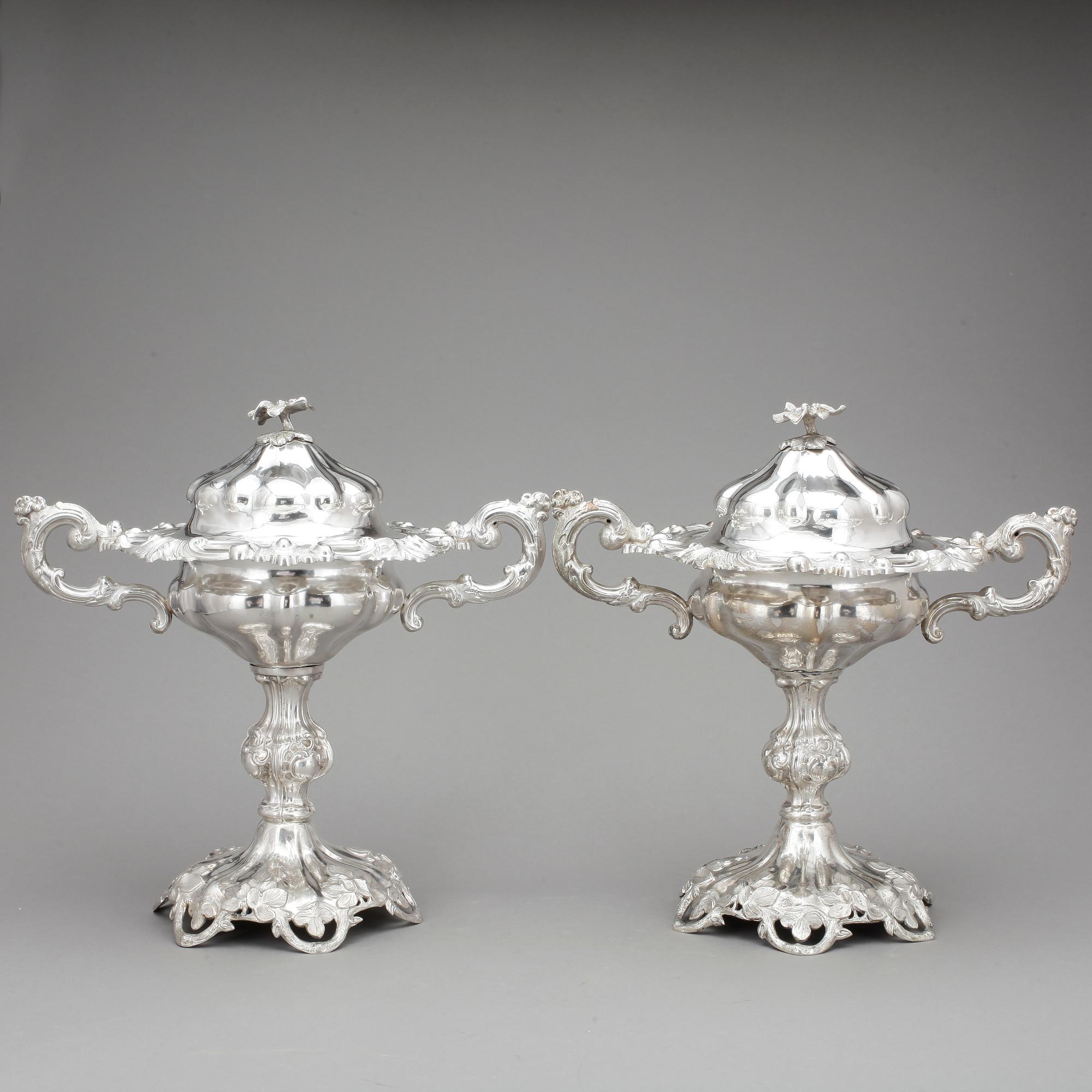 SOCKERSKÅLAR, ett par, silver, Carl Olof Holm, Norrköping, 1859. Vikt ca 1725g.
