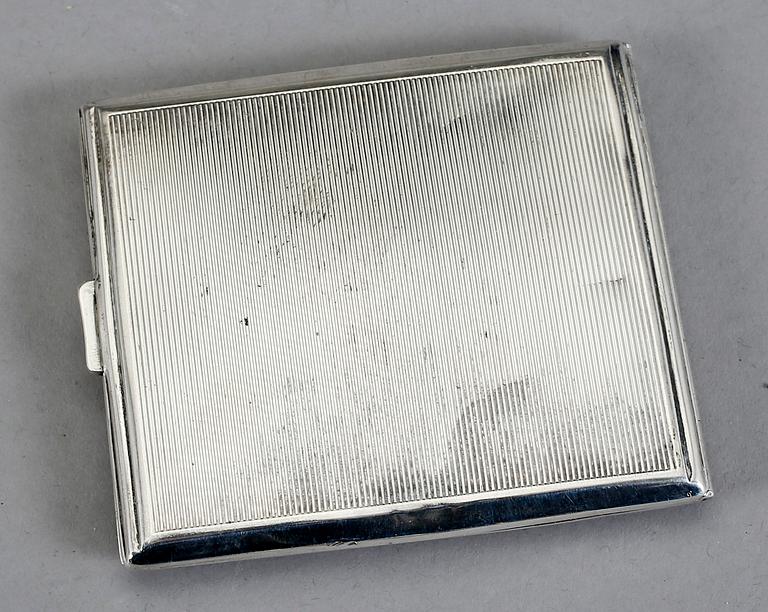 CIGARETTETUI och CIGARETTTÄNDARE, silver, 1900-talets första hälft.