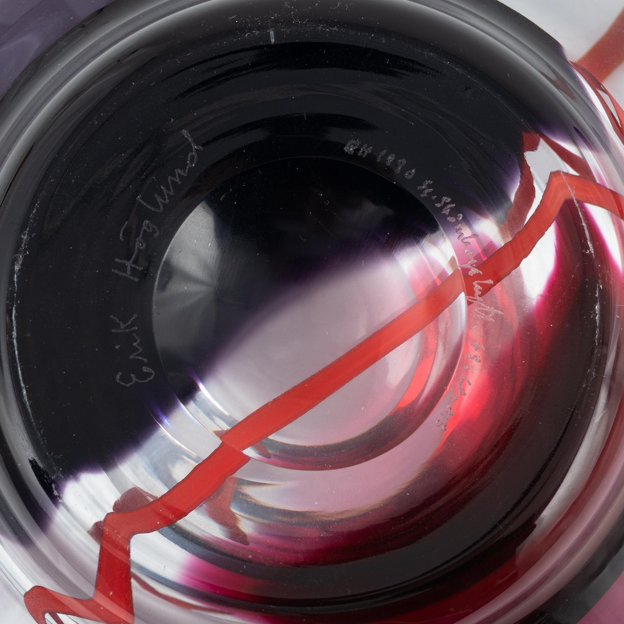 Erik Höglund, two glass bowls, Studioglas, Strömbergshyttan, dated 1990.