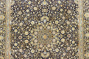 A Kashan carpet, a. 420 x 309 cm.
