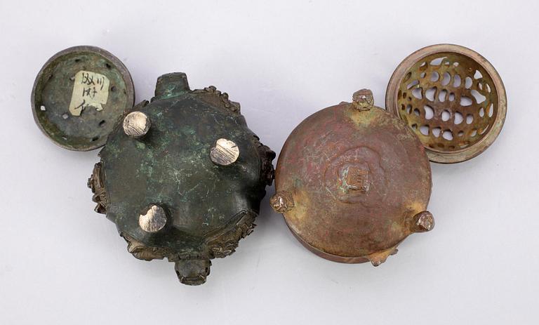 RÖKELSEKAR, 2 st, brons, ostasien.