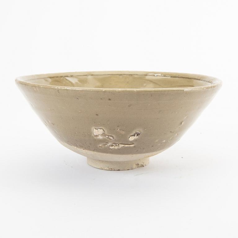 A Chinese Swatow ceramic bowl.