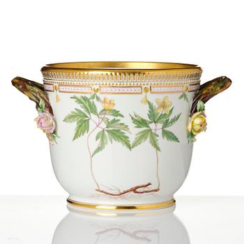 Ytterfoder/Vinkylare, porslin. 'Flora Danica', Royal Copenhagen, Danmark, 1900-tal.