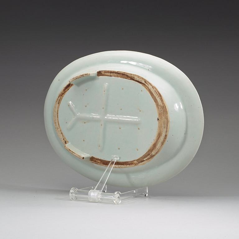 A blue and with serving dish, late Qing dynasty.