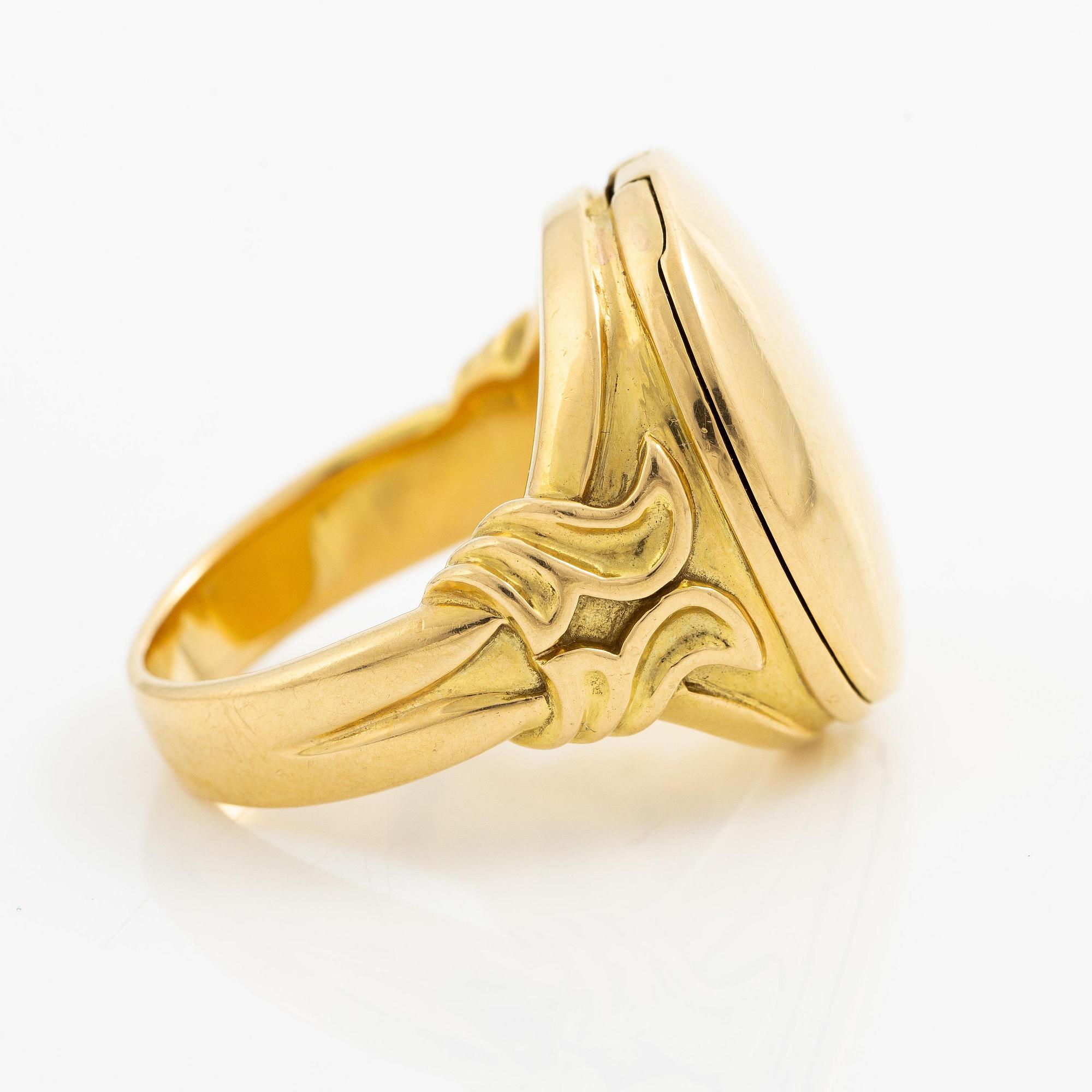 A ring 18K gold with rose-cut diamonds.