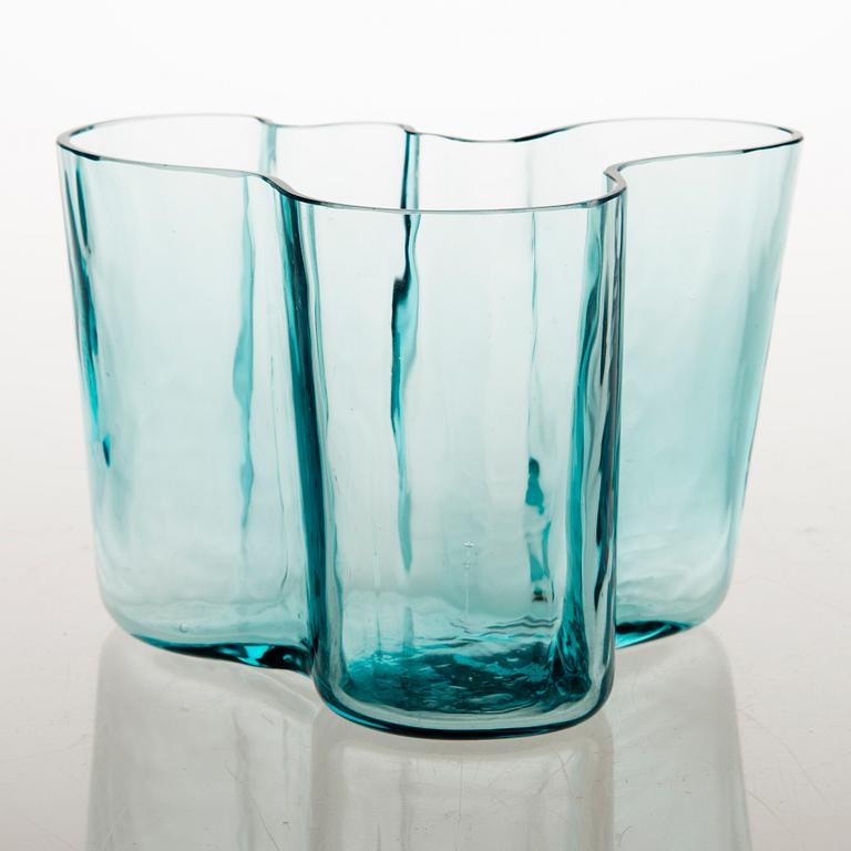 ALVAR AALTO, A '9750' vase Karhula Glassworks in production 1937-1949. Finland.