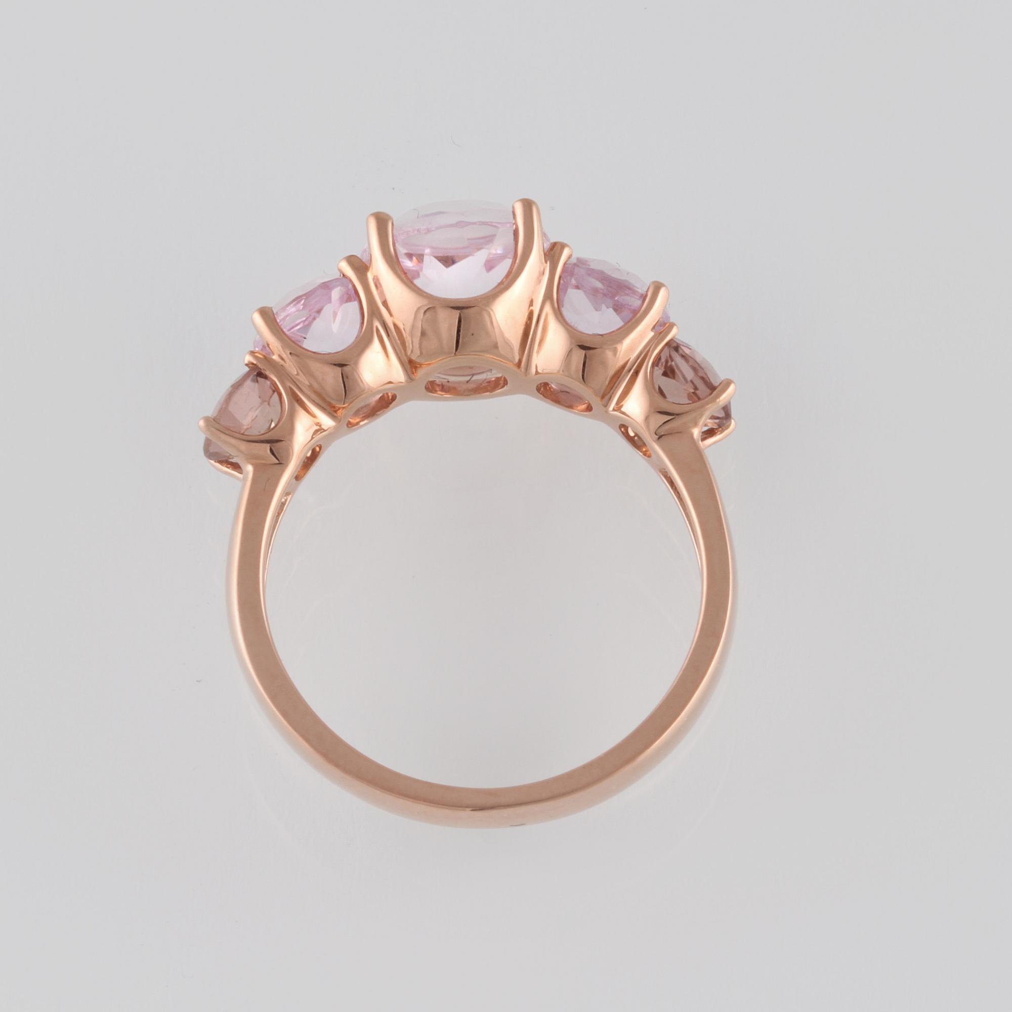 RING, 18K guld med 3 fasettslipade kunziter ca 3.2 ct samt 2 turmaliner ca 0.55 ct. Vikt 4,0 gram.