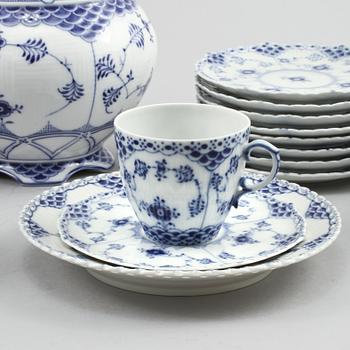 SERVISPORSLIN samt VAS, 18+1 delar, "Musselmalet", Royal Copenhagen, 1900-talets andra hälft.