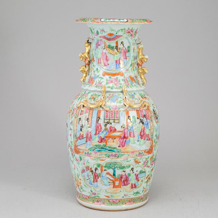 A famille rose vase, Canton, Qing dynasty, 19th century.