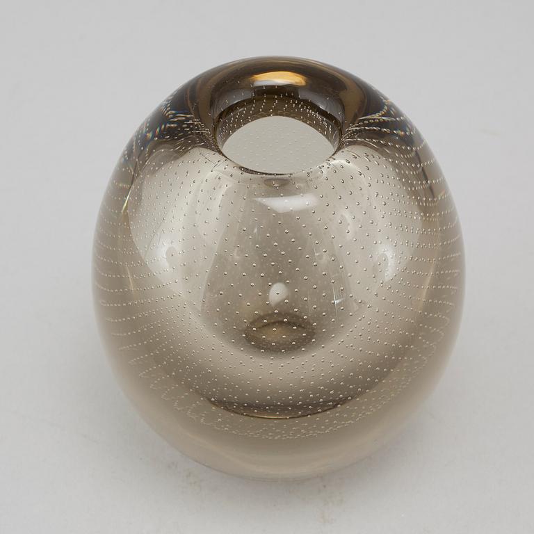 A glass vase by Gunnel Nyman, signed and dated 1947.