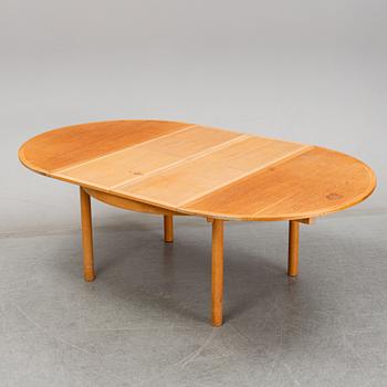 A 'Öresund' oak veneered dining table by Børge Mogensen, Karl Andersson & Söner. 2 foldable leaves included.