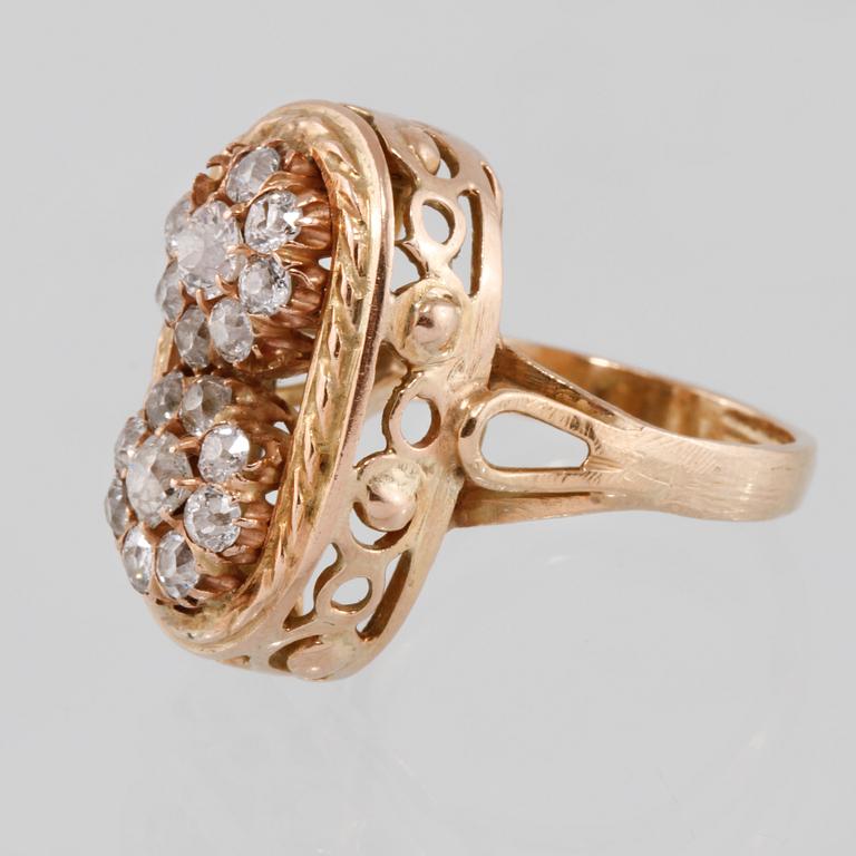 RING, 18K guld med 17 fasettslipade diamanter. Vikt 11,8 gram.