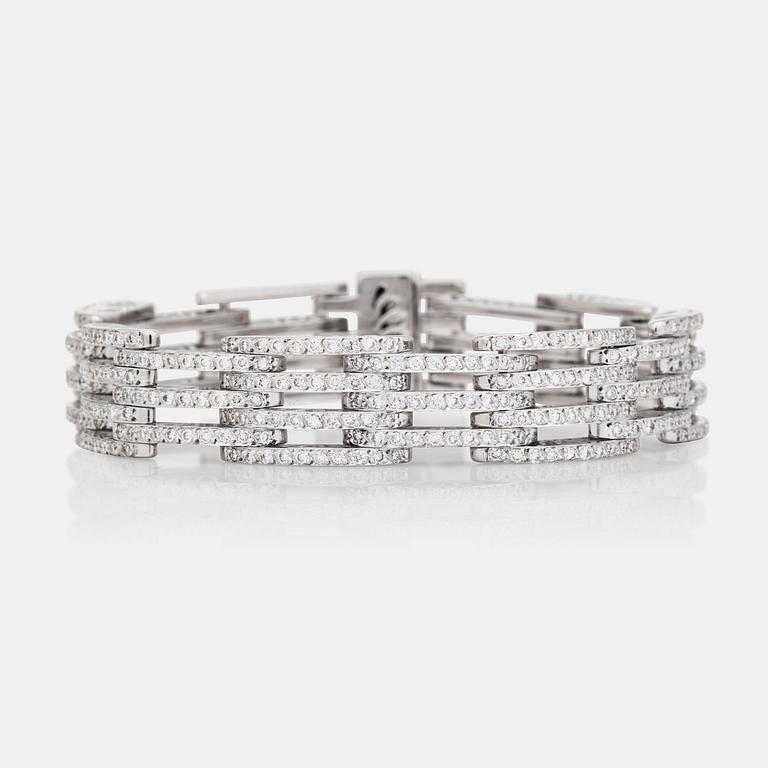 A circa 5.00ct brilliant-cut diamond bracelet.