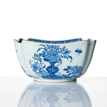 A blue and white bowl, Qing dynasty, Qianlong (1736-95).