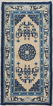 A semi-antique Baotou matto, around 138 x 69 cm ( ca 1,5 cm flat weave at the ends).