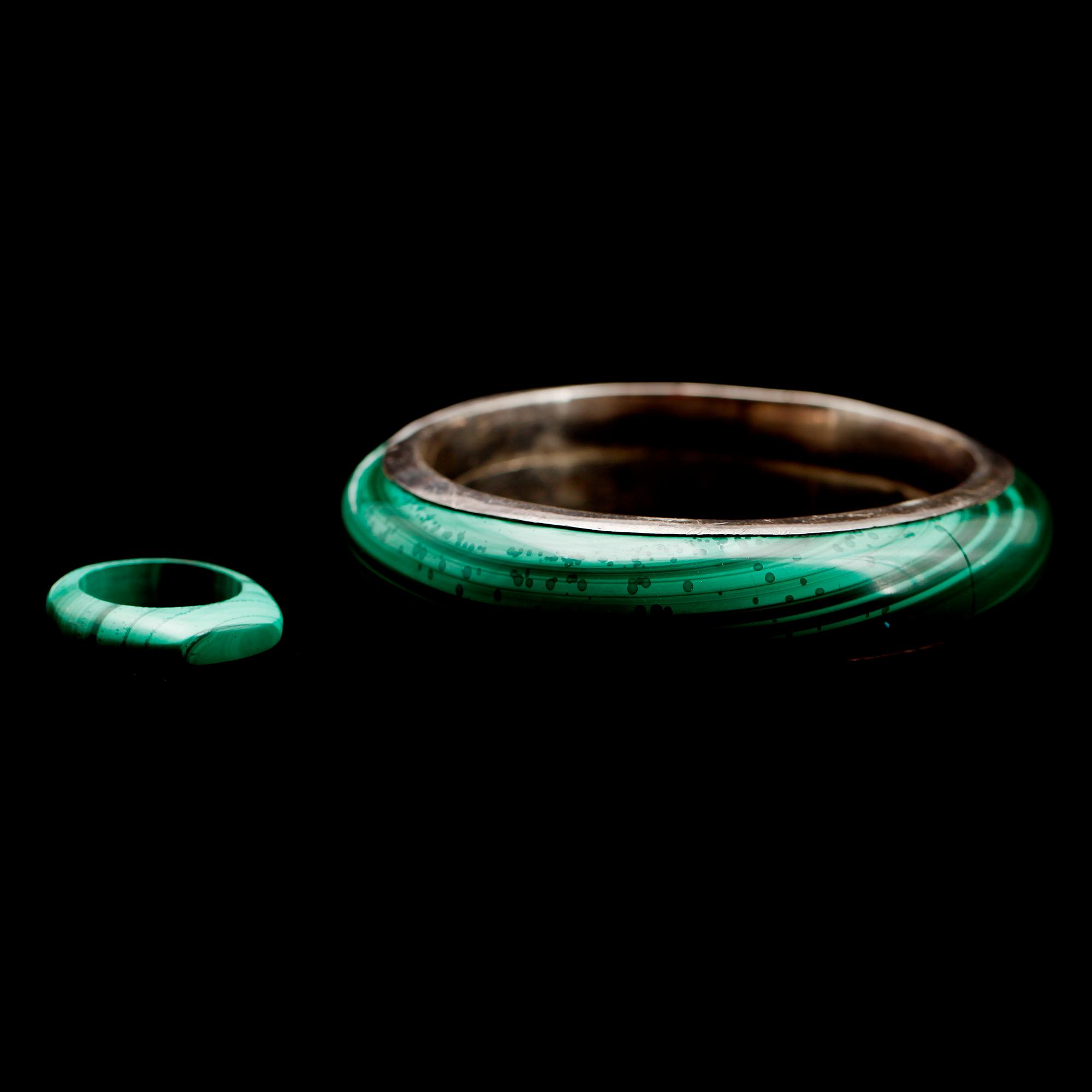 ARMRING OCH RING, malakit och sterlingsilver, bla 1900-talets andra hälft.