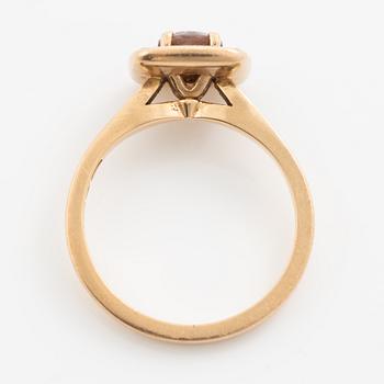 Ring 18K gold with a brown stone and round brilliant-cut diamonds.