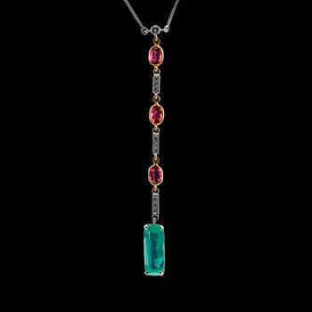 471. A NECKLACE, tourmalines, emerald c. 4.3 ct and brilliant cut diamonds c. 0.13 ct. Weight 5,8 g.