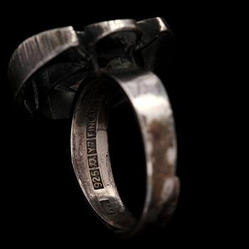 RING, sterlingsilver med fasettslipad bergkristall, Sten & Laine, Turku, Finland, 1976. Vikt 8 g.