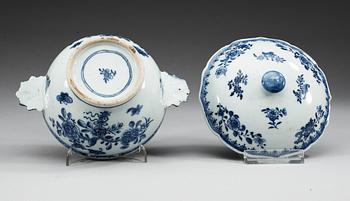 A blue and white equelle with cover, Qing dynasty, Qianlong (1736-95).