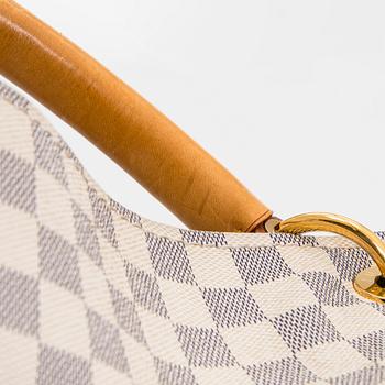 Louis Vuitton, an 'Artsy MM' handbag.