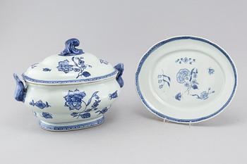 A porcelain terrine "Nejlika" from IKEAS 18th century series from the late 20th century.