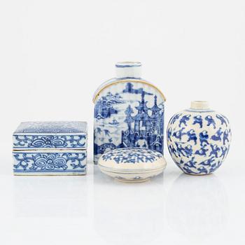 Ask med lock, två stycken, tedosa, samt vas, porslin. Kina, 1700/1900-tal.