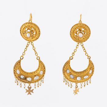 A pair of earrings in 18K gold set with pearls.